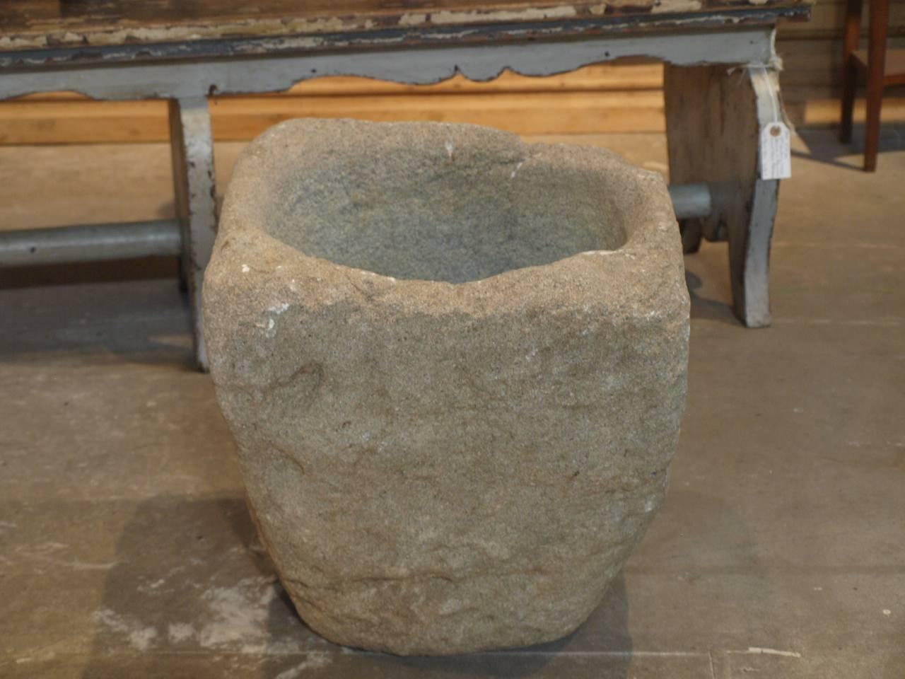 Un bellissimo vaso del XVI secolo proveniente dalla regione catalana della Spagna. Intagliato a mano con un pezzo intero per lato. Un pezzo davvero meraviglioso da utilizzare come jardinière o fioriera. Molto scultoreo.
