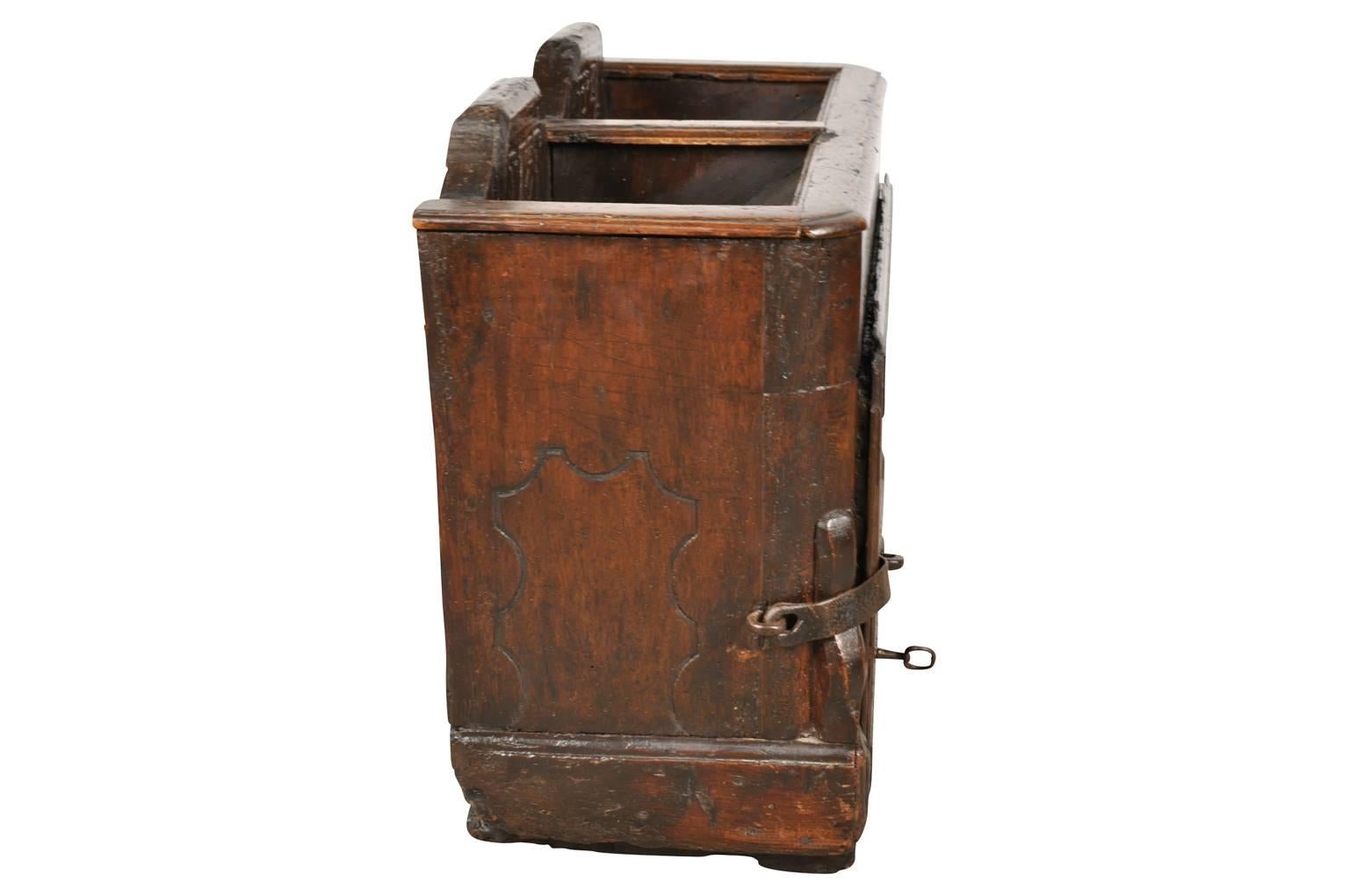 Caja de colección primitiva italiana del siglo XVII Nogal en venta