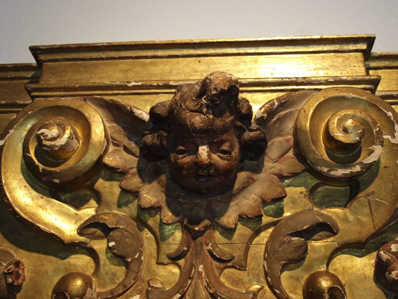 Uno splendido frammento di boiserie del XVIII secolo proveniente dal Veneto. Splendidamente realizzato in legno intagliato, policromato e dorato. Il motivo è quello di un delizioso Putto o Angelo con melograni. Magnificamente incorporata in un