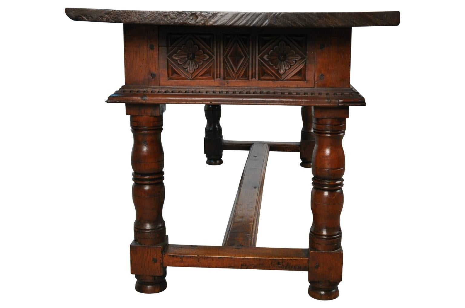 Spanischer Reflectoire-Tisch oder Schreibtisch aus Nussbaumholz, 18. Jahrhundert im Zustand „Gut“ im Angebot in Atlanta, GA