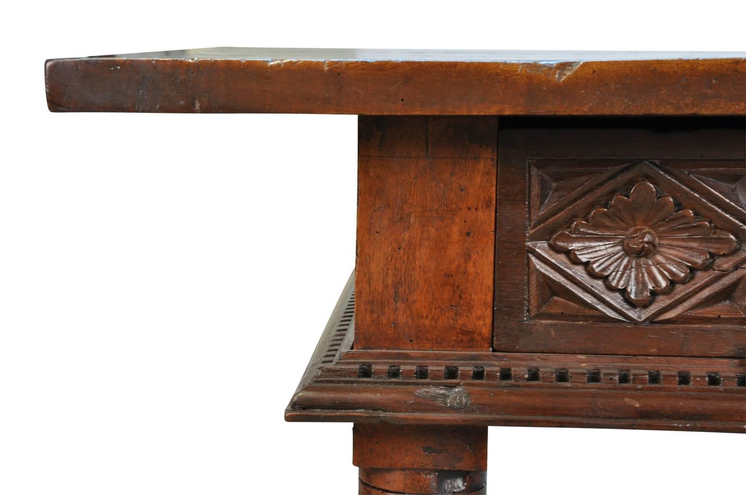 Espagnol Table ou bureau de réflectoire espagnol du XVIIIe siècle en noyer en vente
