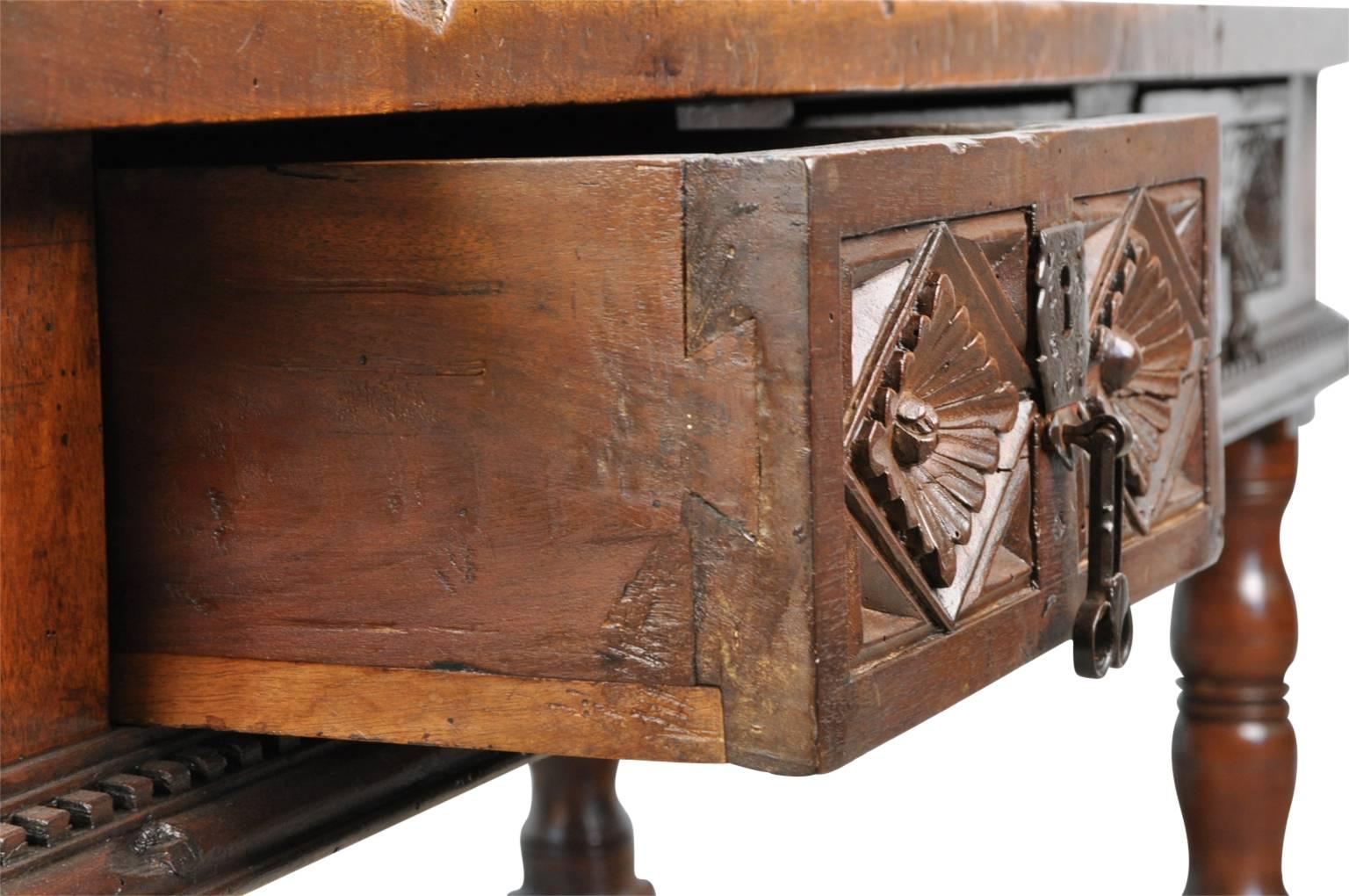 Spanischer Reflectoire-Tisch oder Schreibtisch aus Nussbaumholz, 18. Jahrhundert im Angebot 1