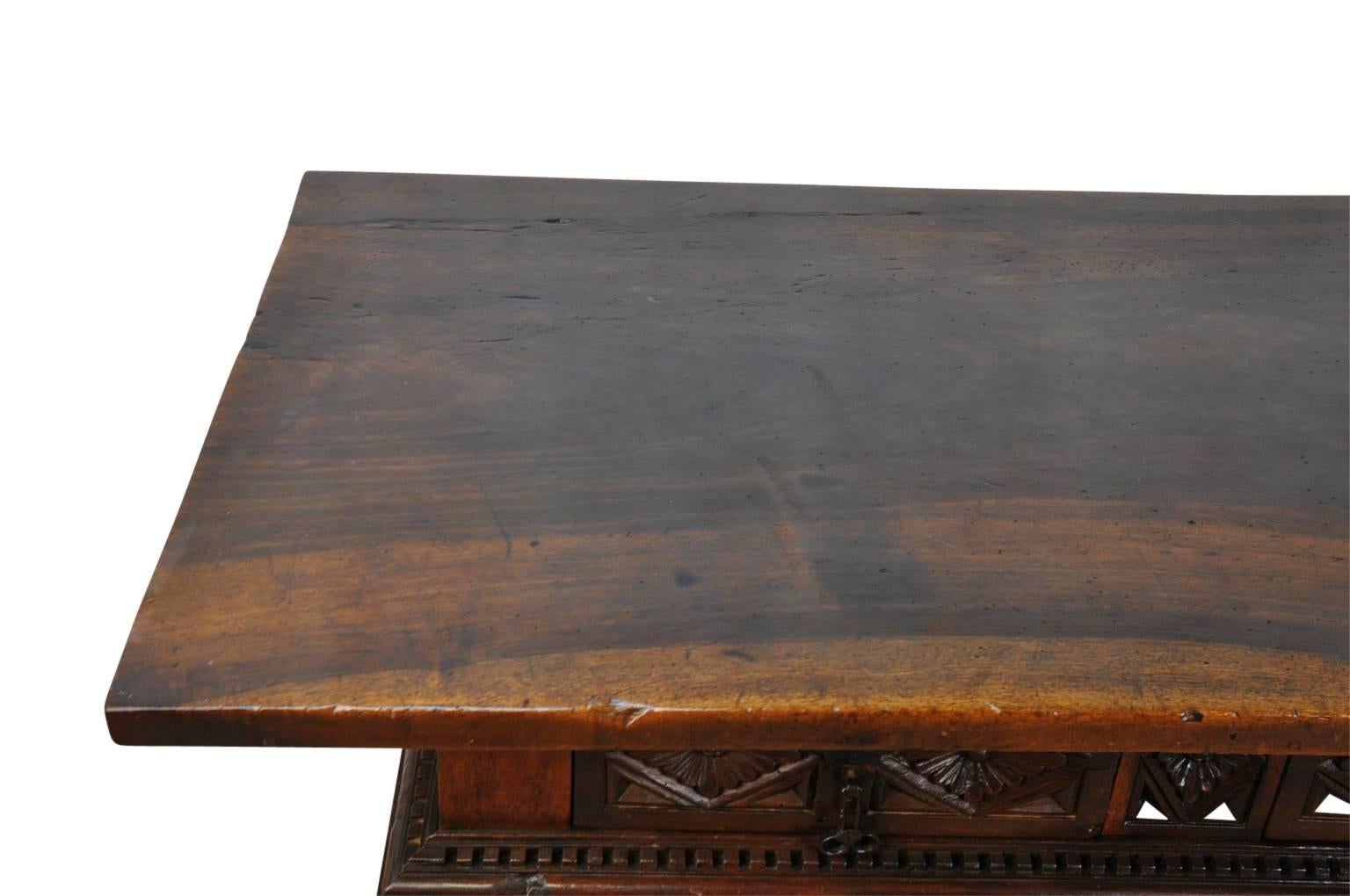 Spanish 18th Century Walnut Reflectoire Table or Desk For Sale 3