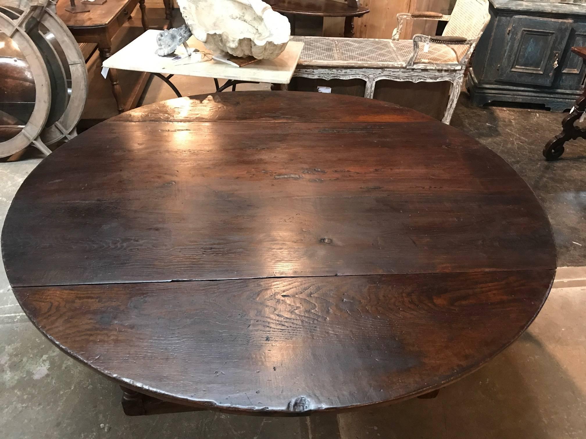 Outstanding and Rare Early 18th Century Italian  Round Table In Excellent Condition In Atlanta, GA