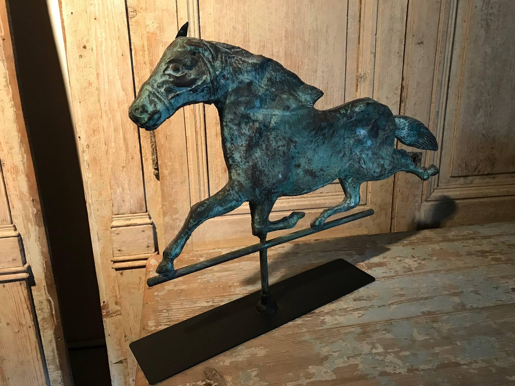 Eine reizvolle spanische Kupfer-Wetterfahne aus dem 19. Jahrhundert in Form eines galoppierenden Pferdes - präsentiert auf einem Eisenständer.