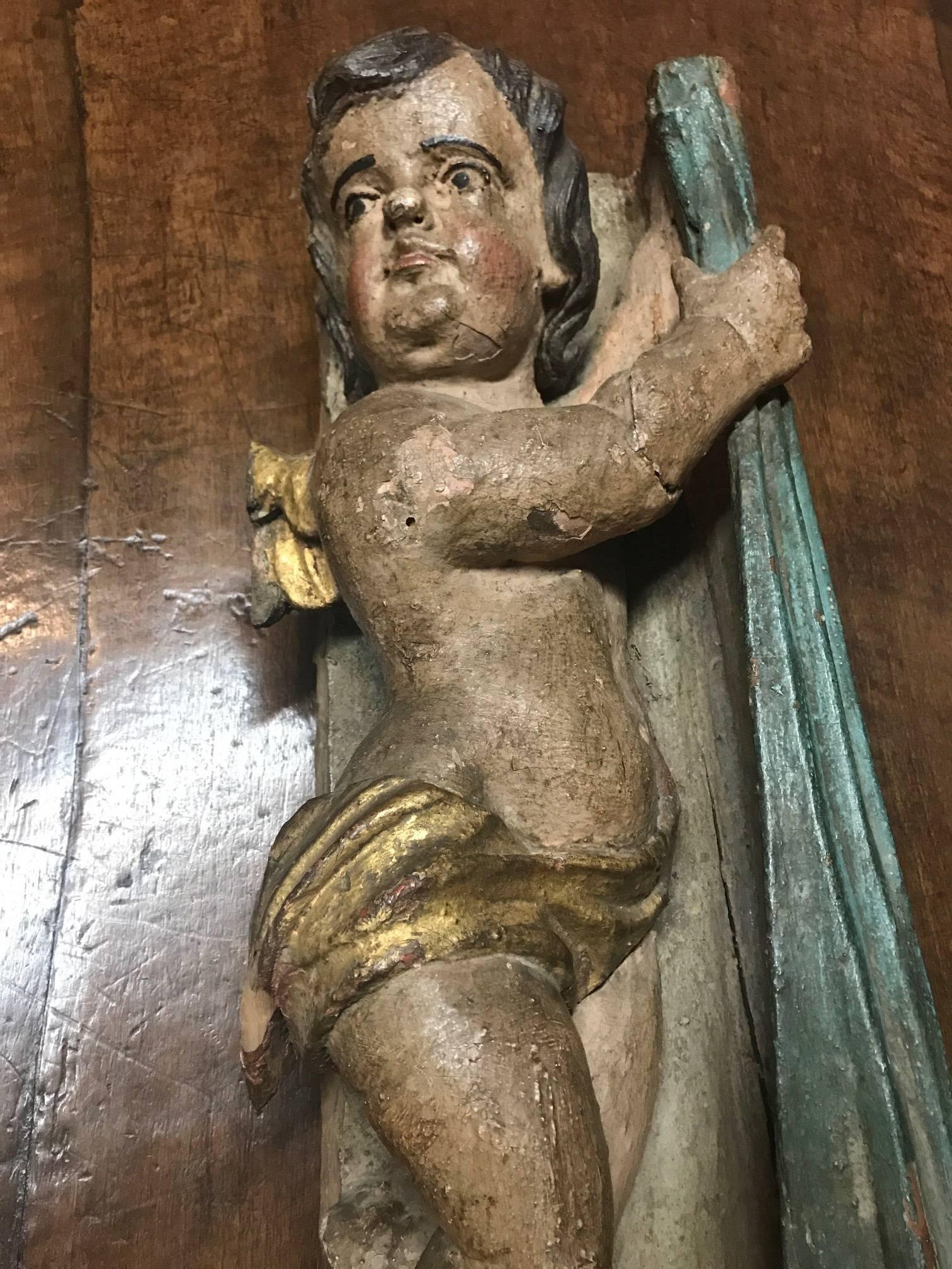 Italienischer Putto aus dem 17. Jahrhundert – Engel (Polychromiert) im Angebot