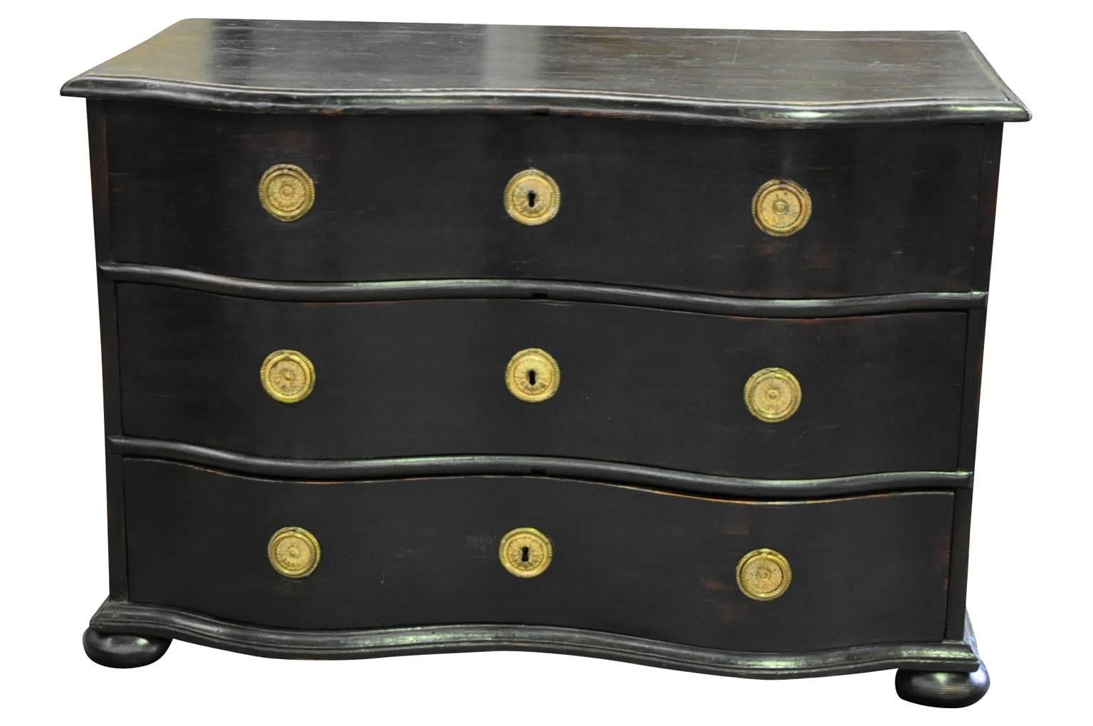 A very handsome and elegant 18th century Flemish commode in painted wood. Three drawers with beautiful serpentine movement raised on bun feet.