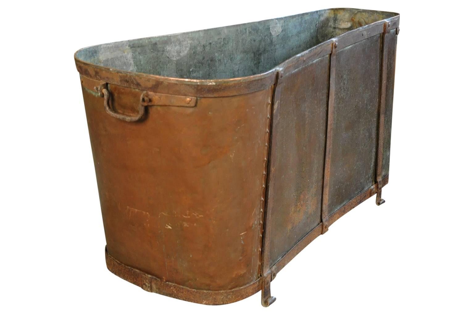 French 19th Century Copper Bathtub In Excellent Condition In Round Top, TX