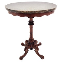 XIX sec. Tavolo vittoriano in noce intagliato in stile Chippendale con piano in marmo Gueridon