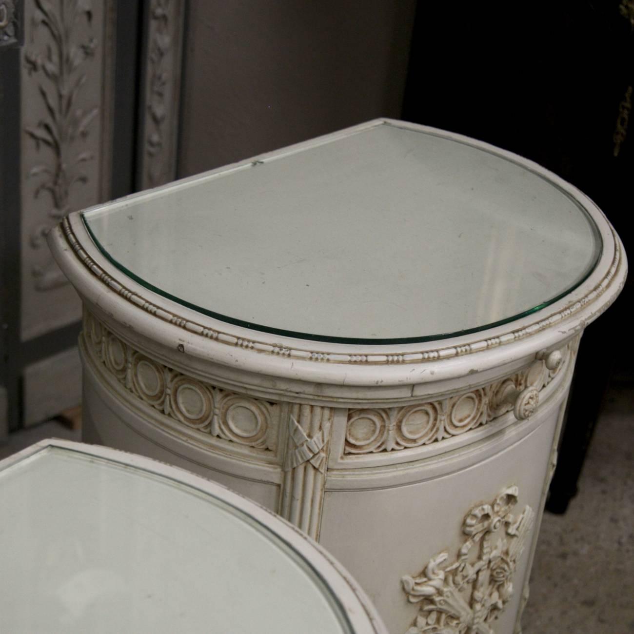 Mid-20th Century Pair of French Round Painted Louis XVI Nightstands