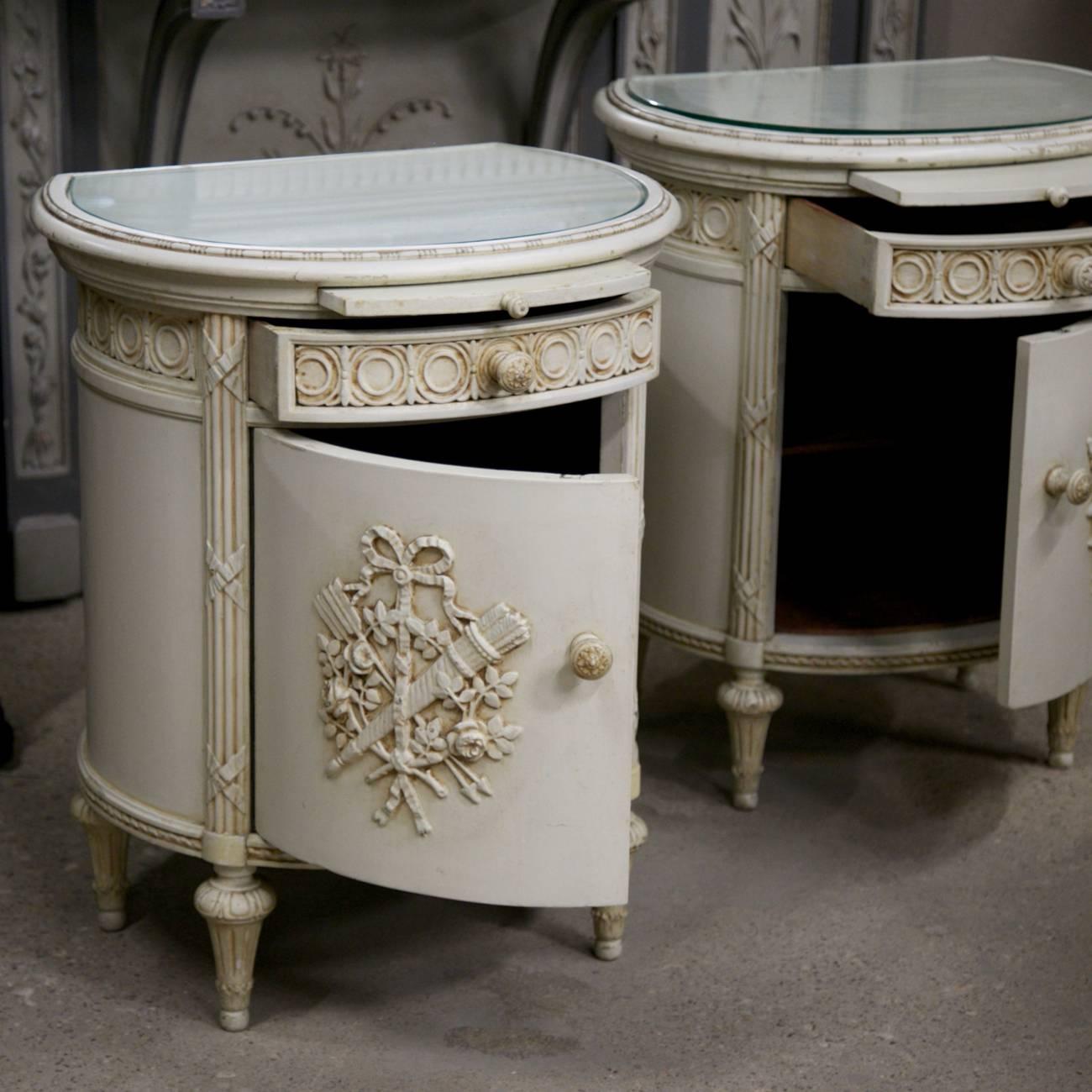 Pair of French Round Painted Louis XVI Nightstands In Excellent Condition In Dallas, TX