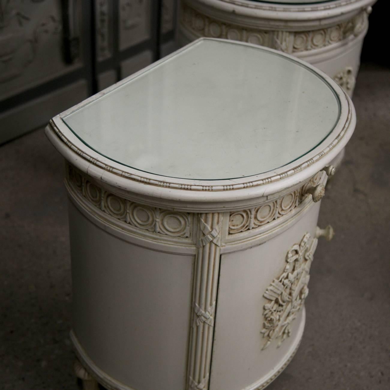 Pair of French Round Painted Louis XVI Nightstands 1