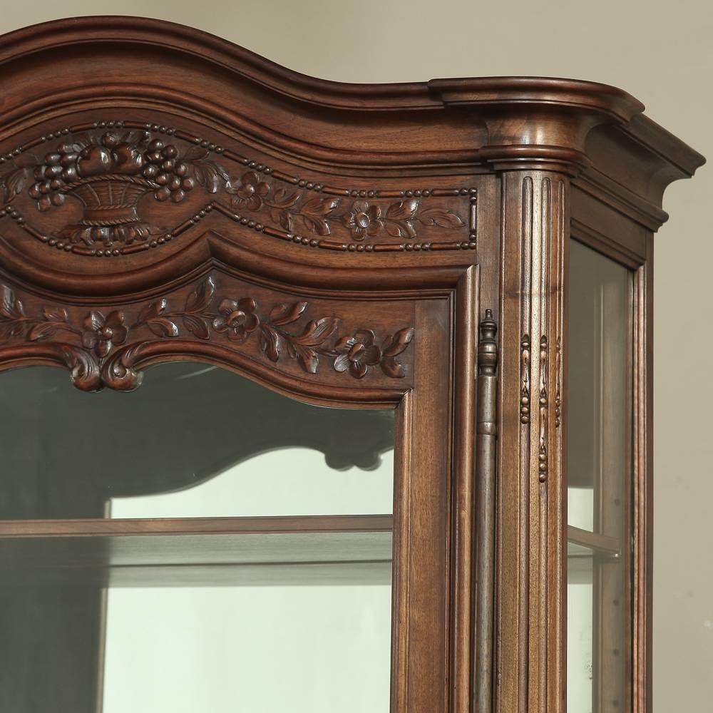 19th Century Country French Neoclassical Walnut Vitrine In Excellent Condition In Dallas, TX