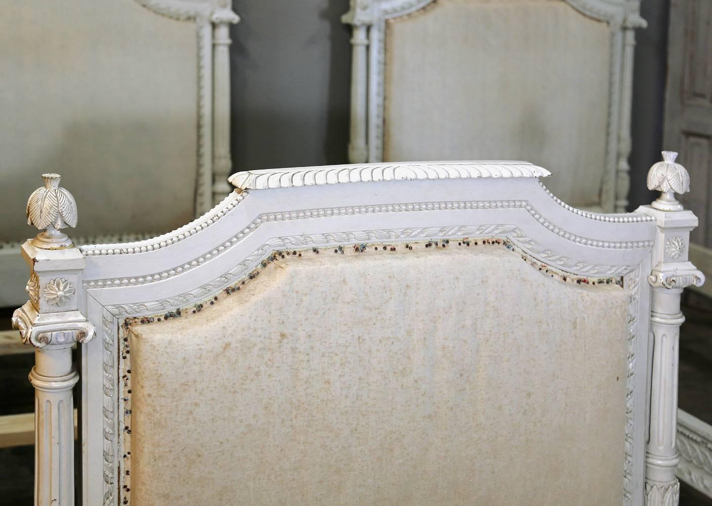 Pair of 19th Century French Louis XVI Hand-Carved Neoclassical Painted Twin Beds In Excellent Condition In Dallas, TX