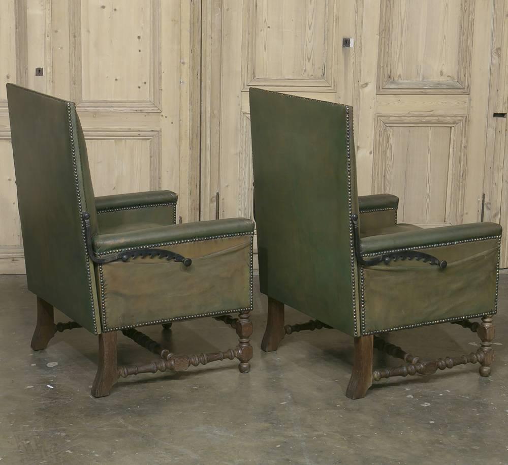 20th Century Pair of Mid-Century Modern Leather Reclining Armchairs with Turned Oak Legs
