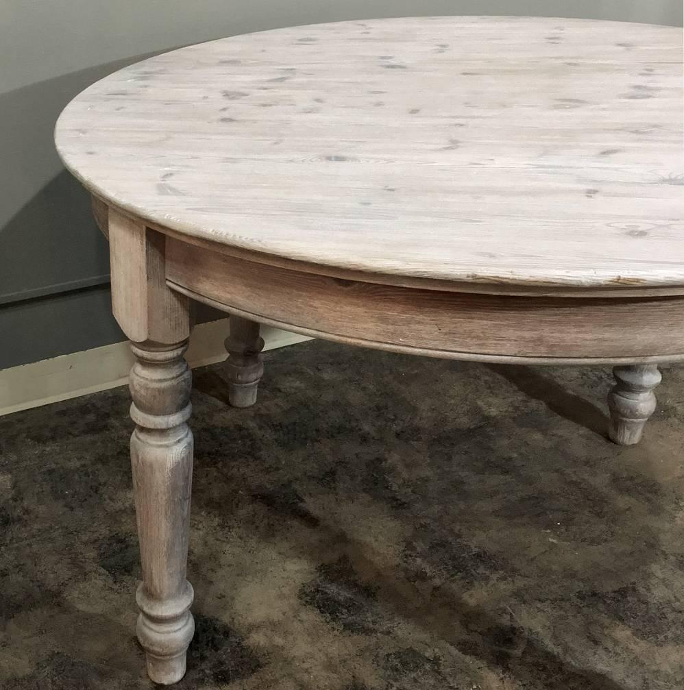 Antique Country French Round Whitewashed Dining or Centre Table In Excellent Condition In Dallas, TX