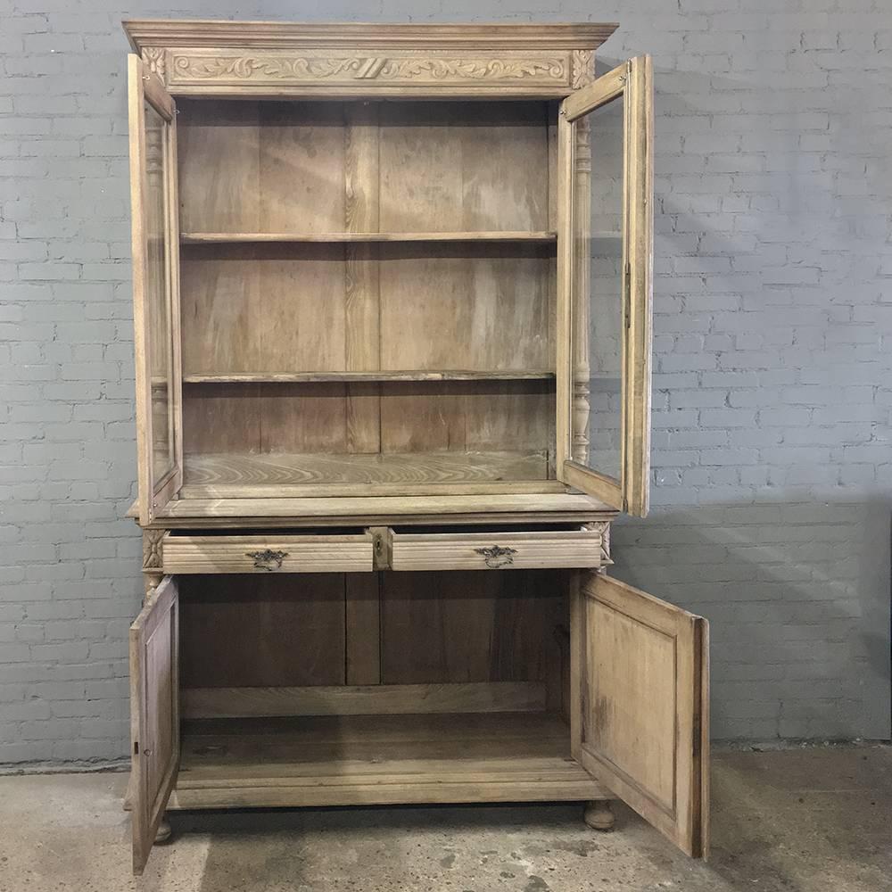 This wonderful French bibliotheque is perfect for today's decors, 19th century Renaissance stripped oak bookcase is ideal for blending Old World charm with modern finishing technique for a sublimely utilitarian piece that your family (or office)