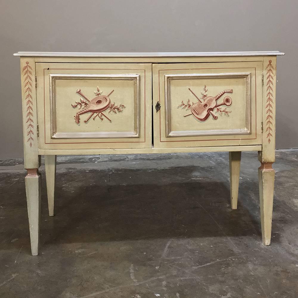 La cómoda/bufé veneciana antigua pintada a mano es la elección perfecta para añadir un refinado color neutro y un elegante aire neoclásico, a la vez que añades una superficie funcional y almacenamiento.  Los instrumentos musicales dominan los temas