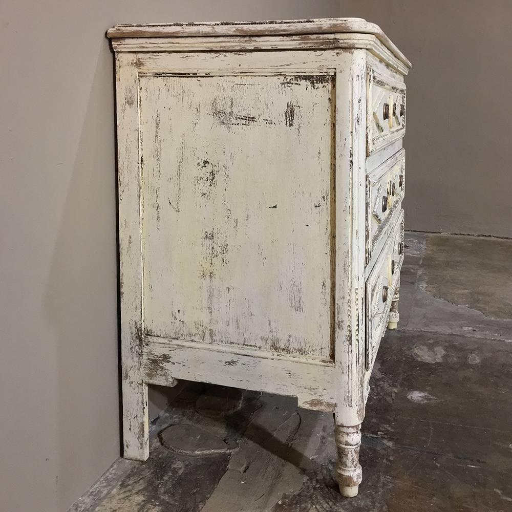 Early 19th Century Country French Directoire Painted Neoclassical Commode In Good Condition In Dallas, TX