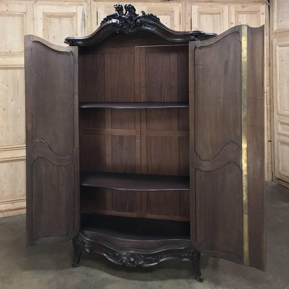 19th Century French Louis XV Walnut Five-Piece Bedroom Suite 3
