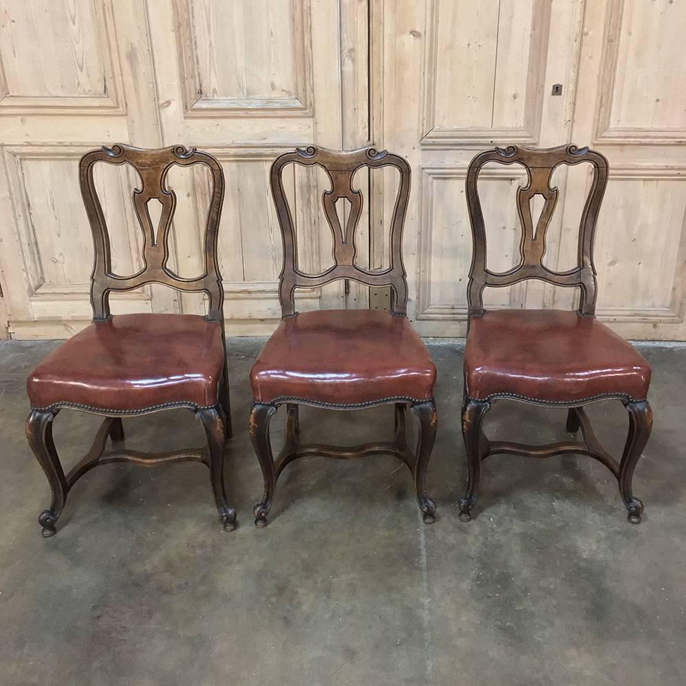 Set of Six Antique Italian Walnut Baroque Dining Chairs with Leather Upholstery  In Good Condition In Dallas, TX