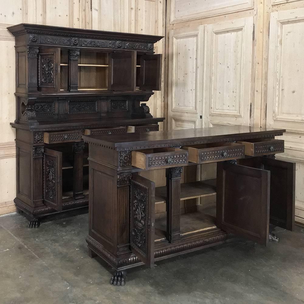 19th Century Italian Renaissance Bar in Hand-Carved Walnut In Good Condition In Dallas, TX