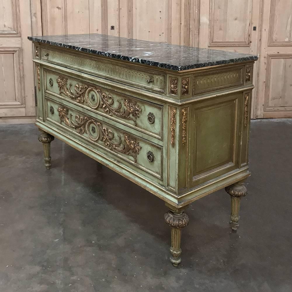 19th century Italian neoclassical painted marble-top commode has been beautifully carved with exceptional foliate motifs across the facade and on the sides, highlighted in patinaed gold which complements the painted finish wonderfully. Luxuriously