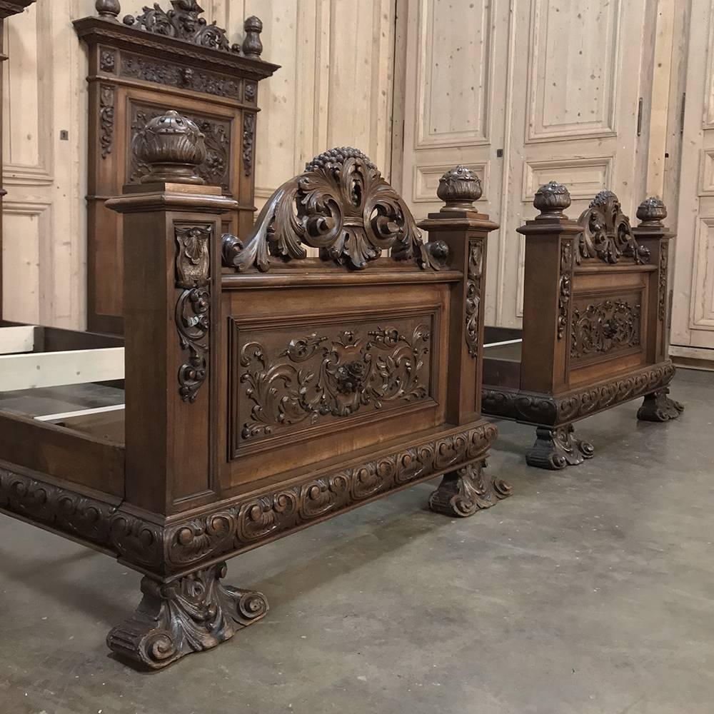 Pair of 19th Century Italian Renaissance Walnut Twin Beds In Good Condition In Dallas, TX