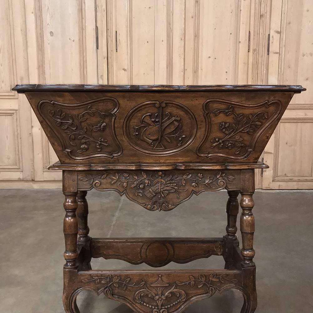 19th Century Country French Walnut Petrin - Doughbox In Good Condition In Dallas, TX