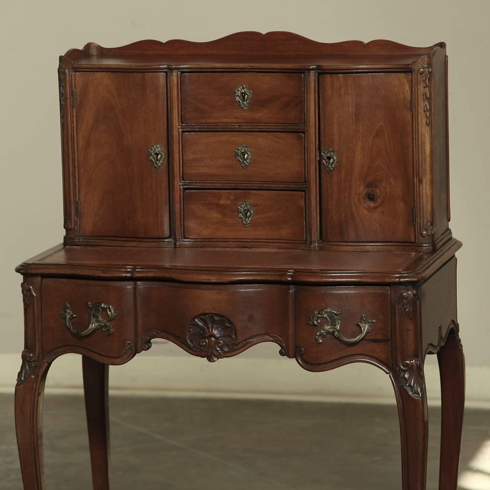 Antique French Walnut Louis XV Vanity/Desk In Excellent Condition In Dallas, TX