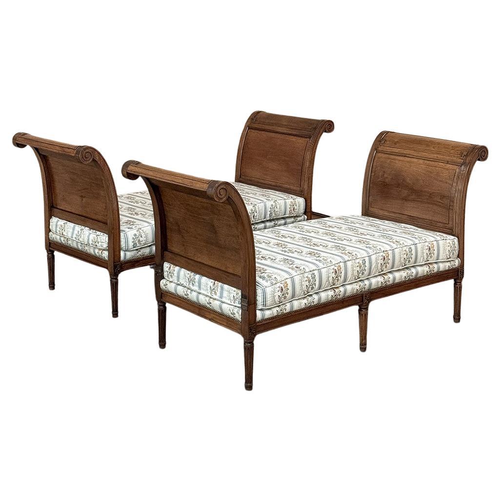Par de Camas de Día Neoclásicas Antique French ~ Chaise Lounges en venta