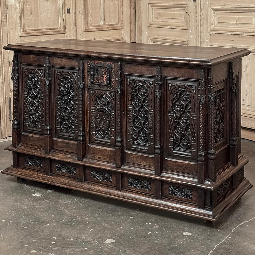 La credenza gotica francese del XIX secolo è una testimonianza di secoli di artigiani di talento che hanno tramandato il loro mestiere alle generazioni successive.  Lo stile originale è nato a metà del XII secolo e da allora ha visto delle