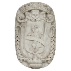 Escudo heráldico francés del siglo XVII de mármol de Carrara con un león y un querubín