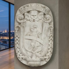 Escudo heráldico francés del siglo XVII de mármol de Carrara con un león y un querubín