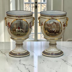 Coppia di urne antiche belghe in porcellana "Pêtre À Baudour" in stile neoclassico con scene di caccia