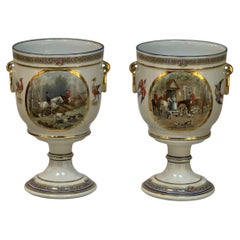 Coppia di urne antiche belghe in porcellana "Pêtre À Baudour" in stile neoclassico con scene di caccia