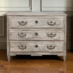 Weiß getünchte Kommode im französischen Landhausstil aus dem 18. Jahrhundert mit Bronzebeschlägen