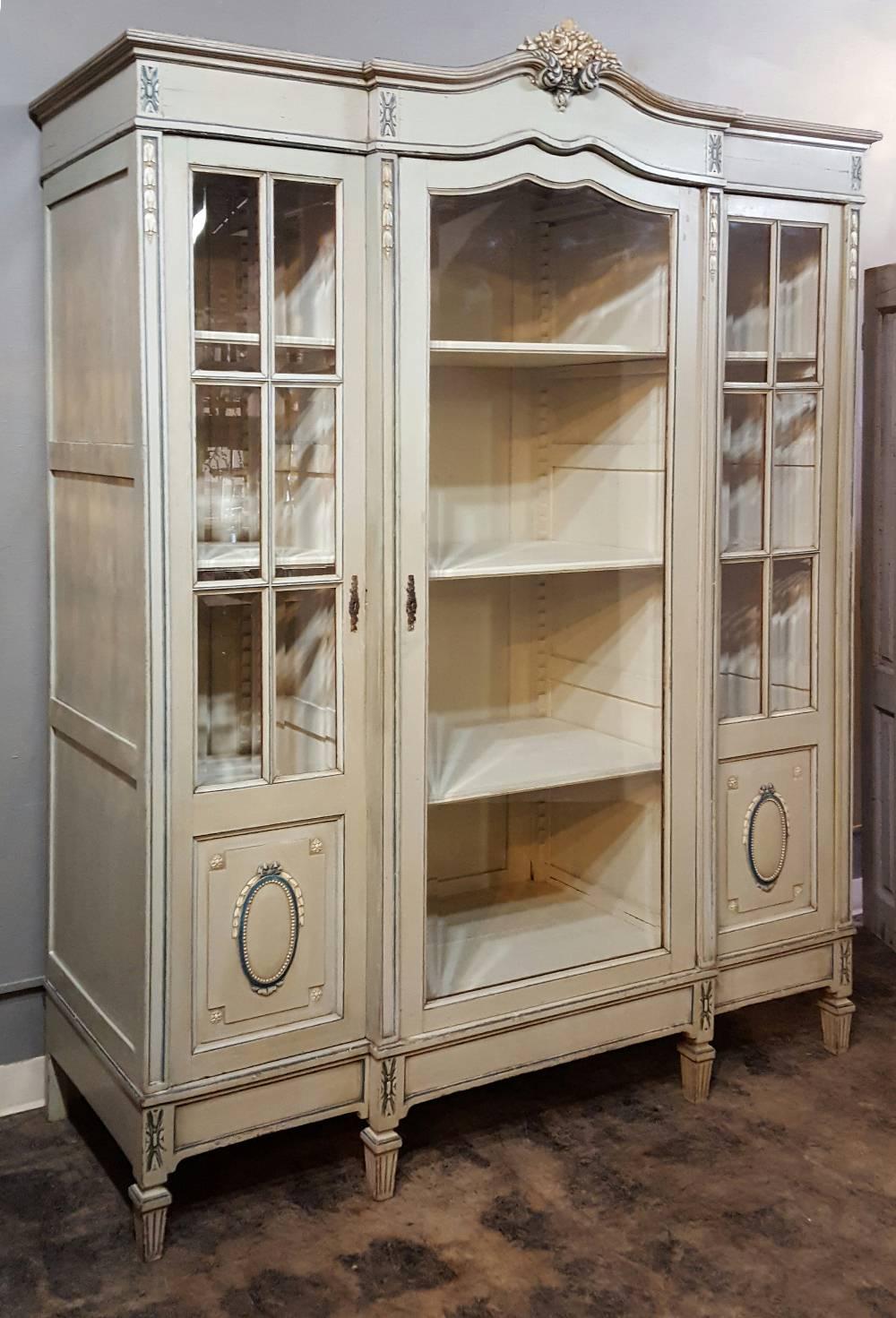 19th Century French Neoclassical Painted & Hand-Carved Triple Display Armoire In Good Condition In Dallas, TX