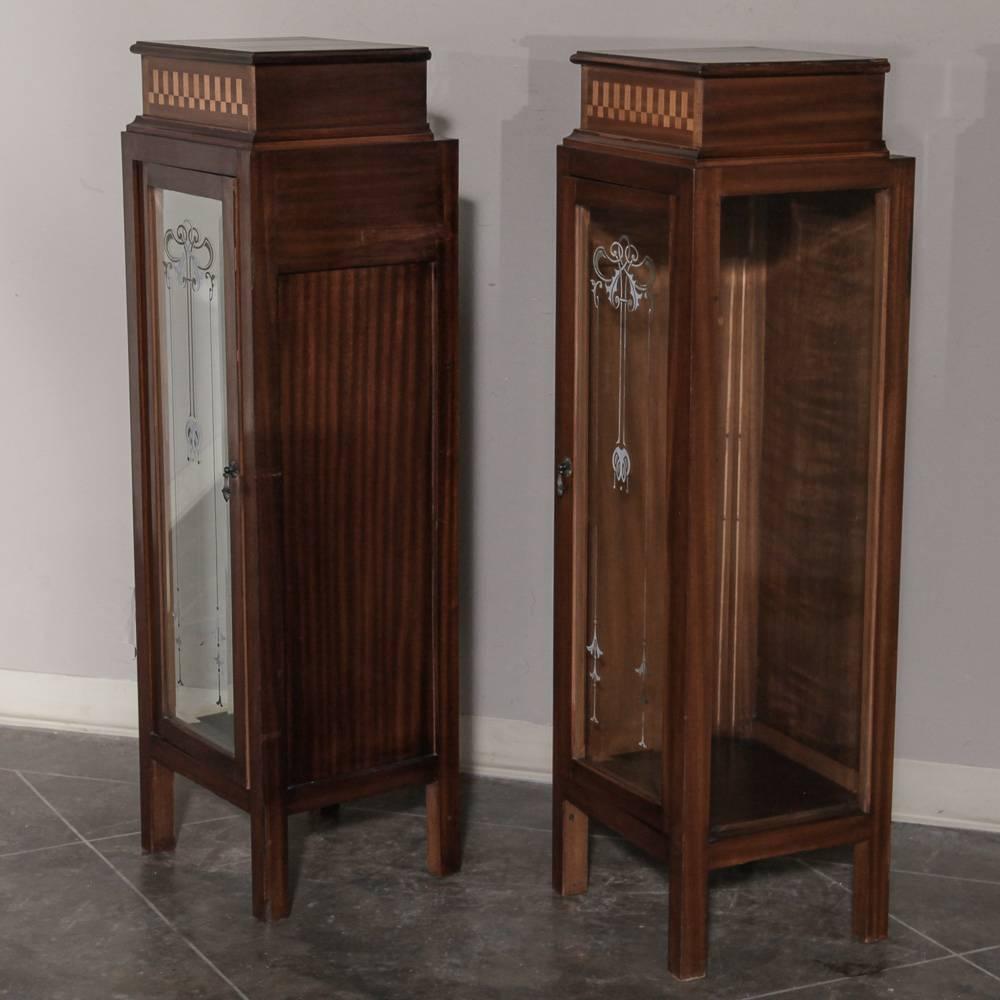 Pair of Italian Art Deco Marquetry Vitrine or Cabinets 2