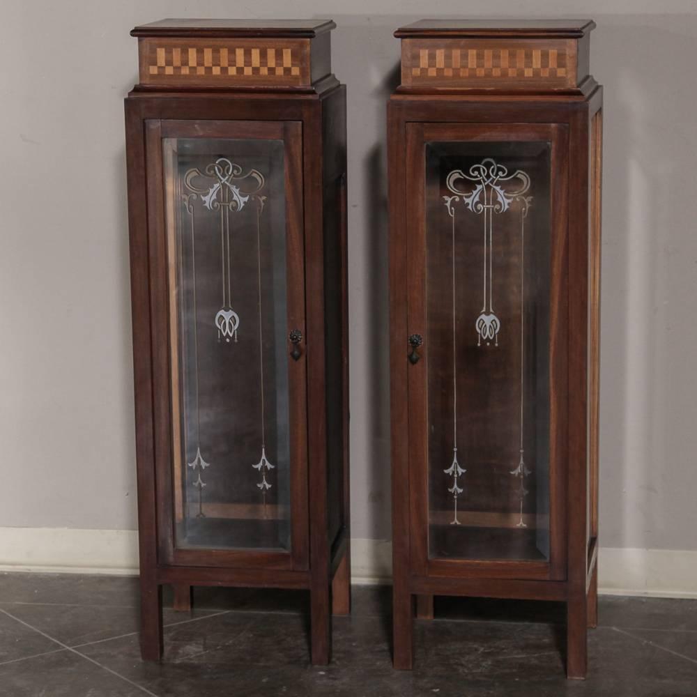 Pair of Italian Art Deco Marquetry Vitrine or Cabinets In Excellent Condition In Dallas, TX