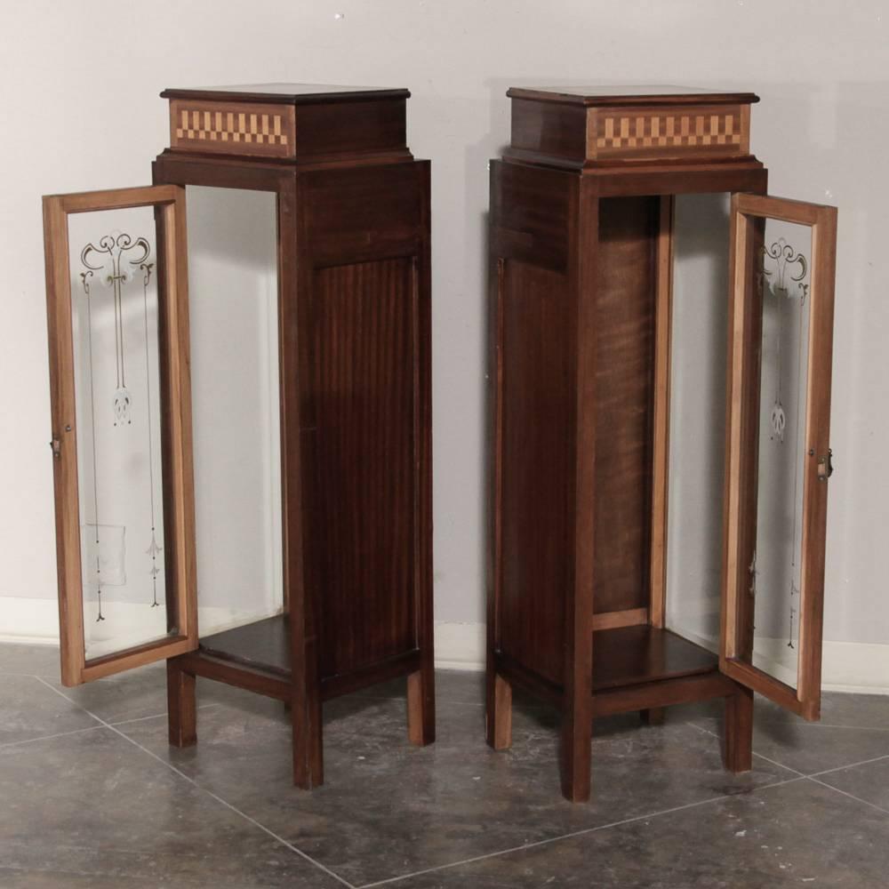 Mid-20th Century Pair of Italian Art Deco Marquetry Vitrine or Cabinets