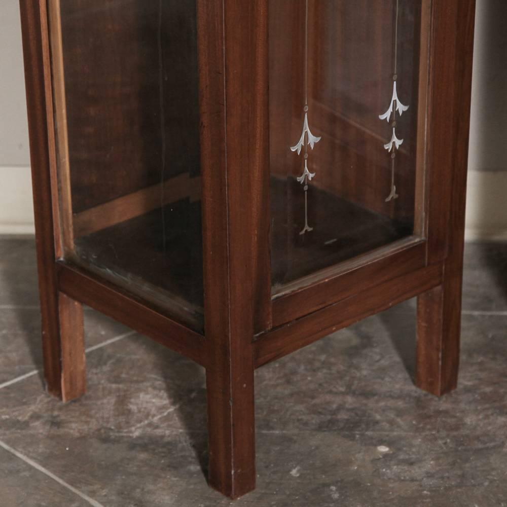 Pair of Italian Art Deco Marquetry Vitrine or Cabinets 1