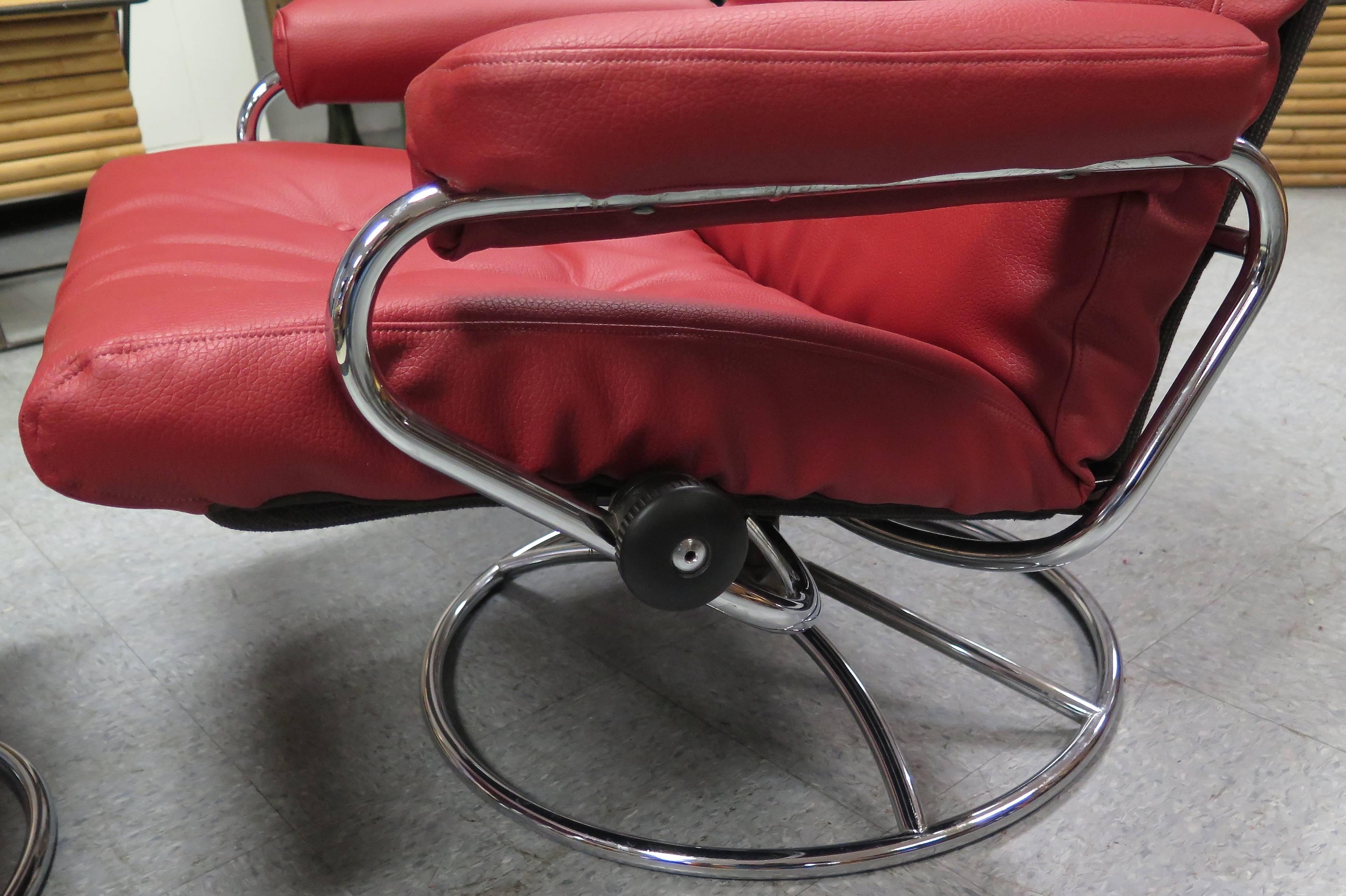 Comfortable 1960 Ekornes Stressless Lounge with Ottoman In Excellent Condition In Hudson, NY