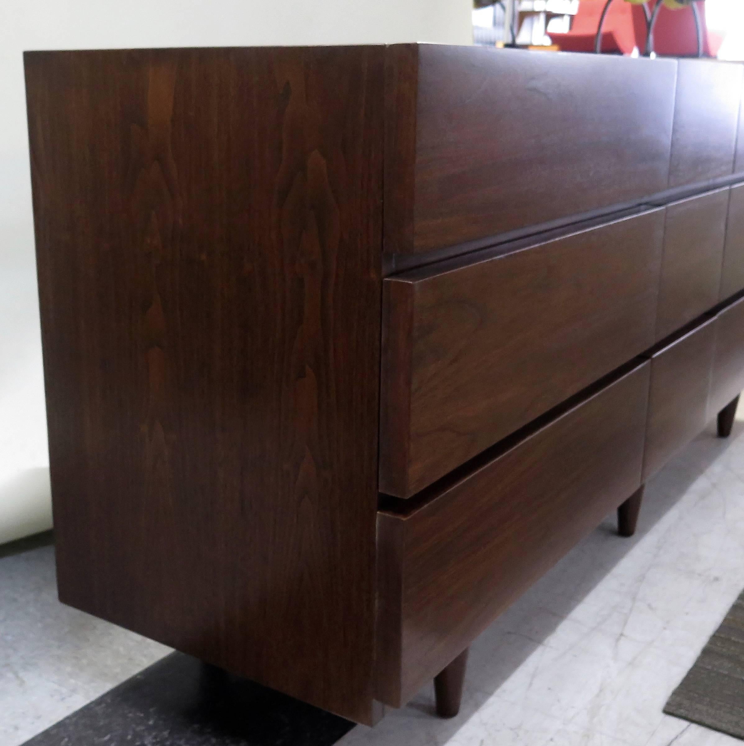 1960 American of Martinsville Walnut Nine-Drawer Dresser In Excellent Condition In Hudson, NY