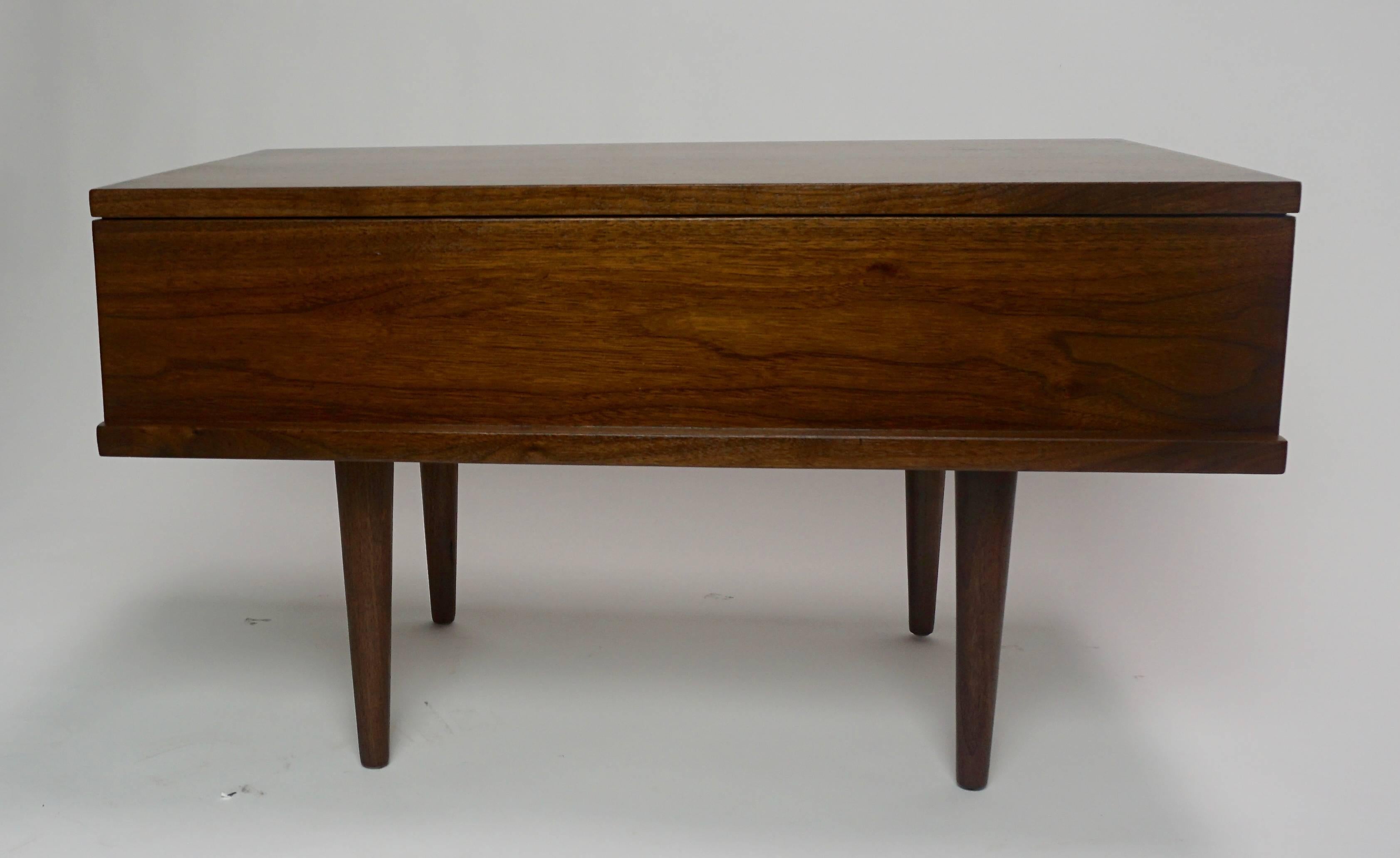 Mid-20th Century 1950 Mel Smilow Pair of Single Drawer Night or Side Stands For Sale