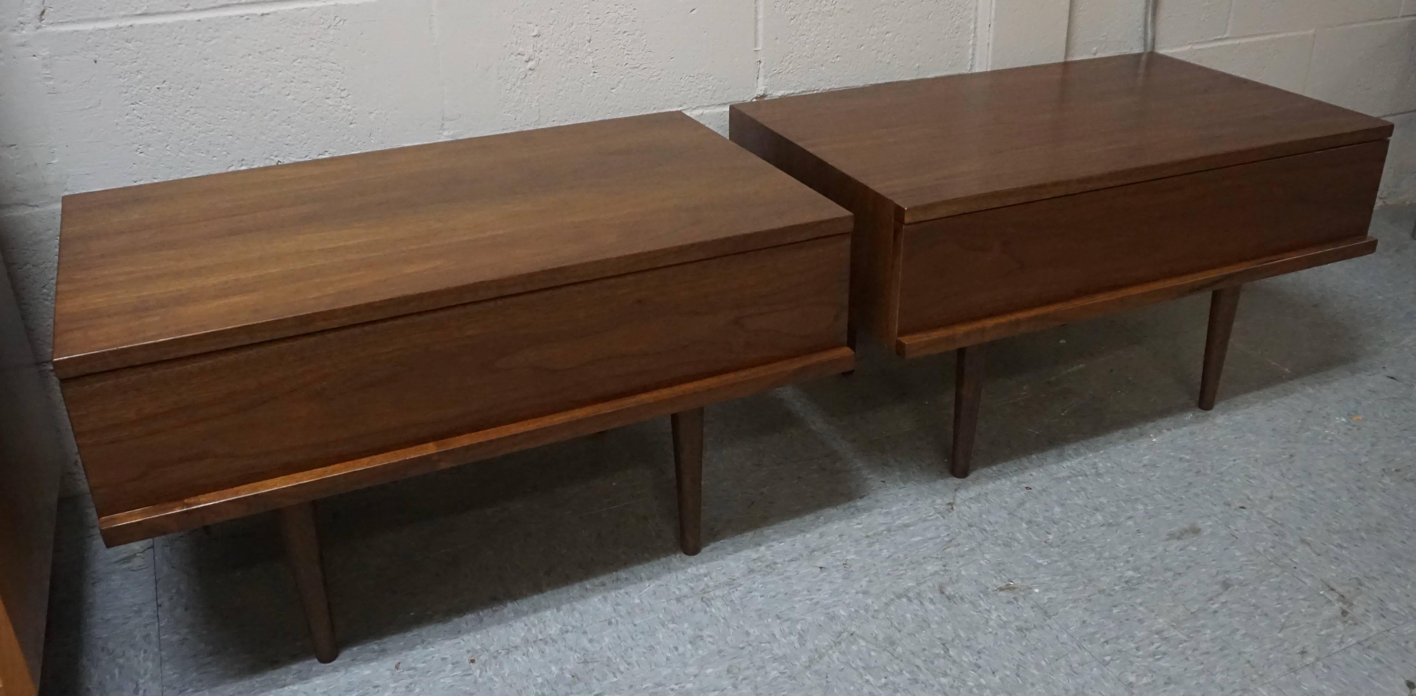 Walnut 1950 Mel Smilow Pair of Single Drawer Night or Side Stands For Sale