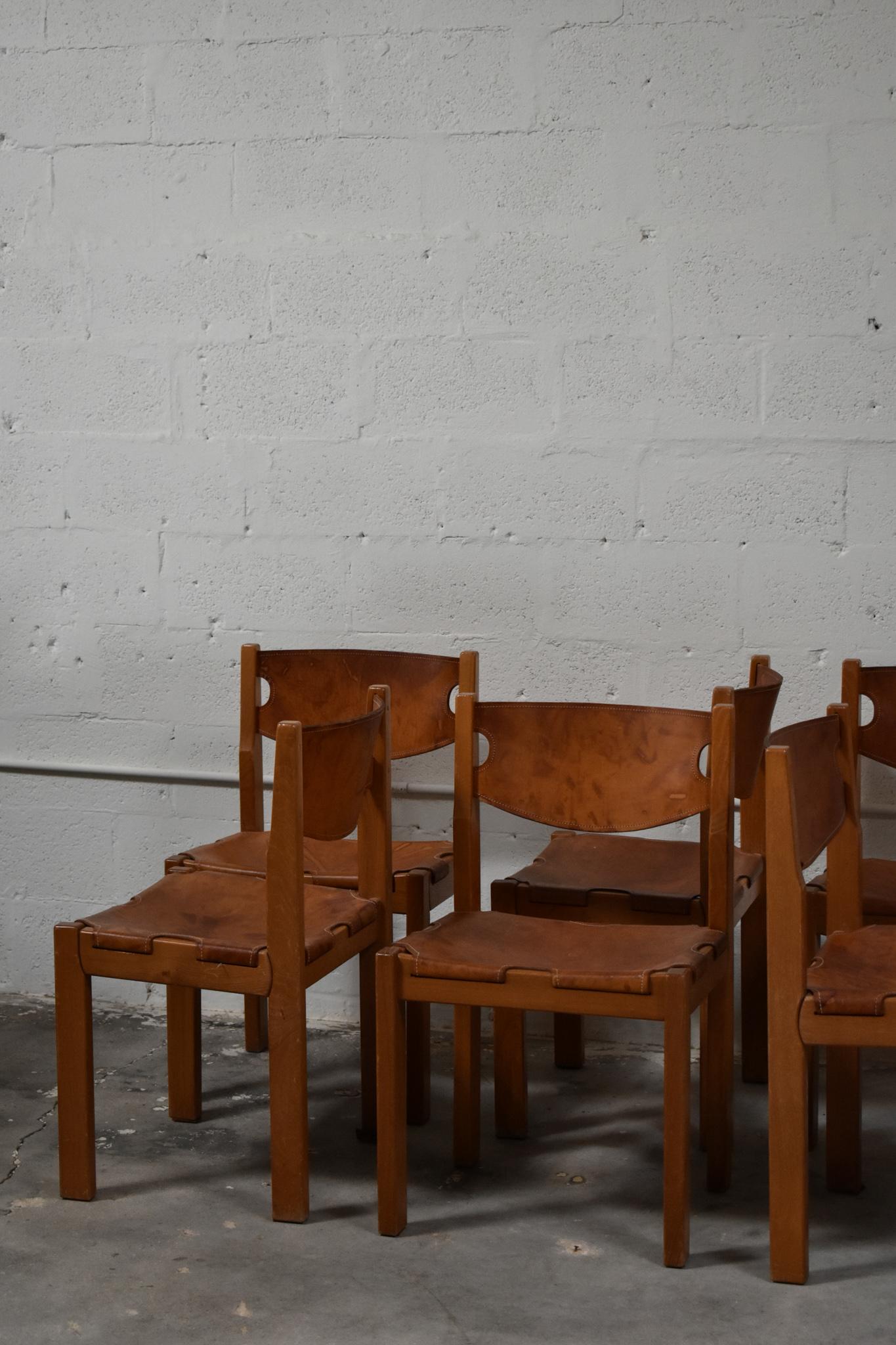 Esstischstühle aus massivem Ulmenholz und Leder von Maison Regain. Maison Regain ist bekannt für seine fachmännische Holzverarbeitung und seine zeitlosen Formen und setzt auf natürliche Materialien und traditionelle Handwerkskunst. Diese Stühle