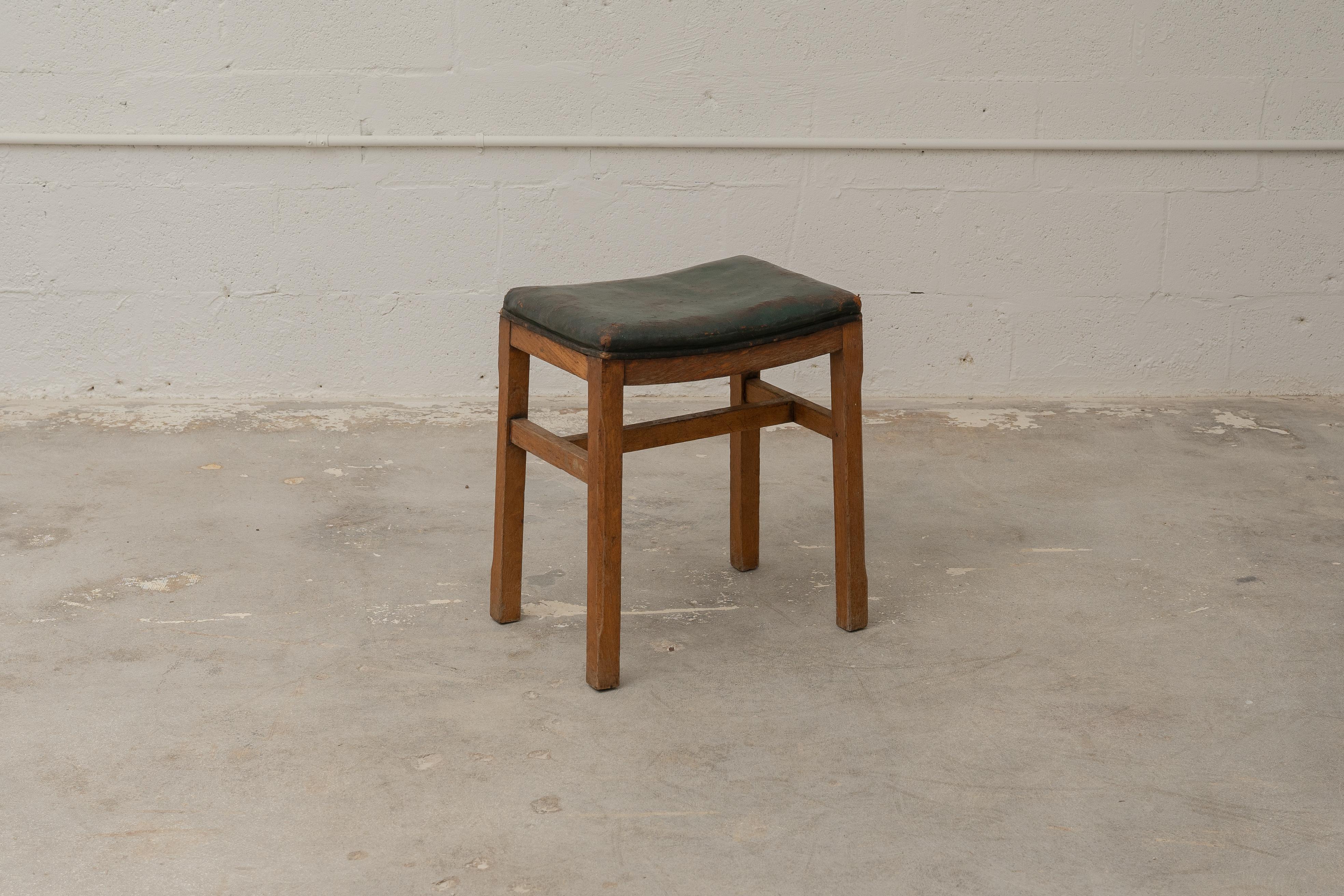 Sgabello in legno con seduta in pelle verde

Uno sgabello vintage scultoreo definito da linee pulite e forme sobrie. La struttura in legno massiccio è raffinata ma robusta, con una seduta dolcemente curvata e rivestita in pelle verde consumata, che