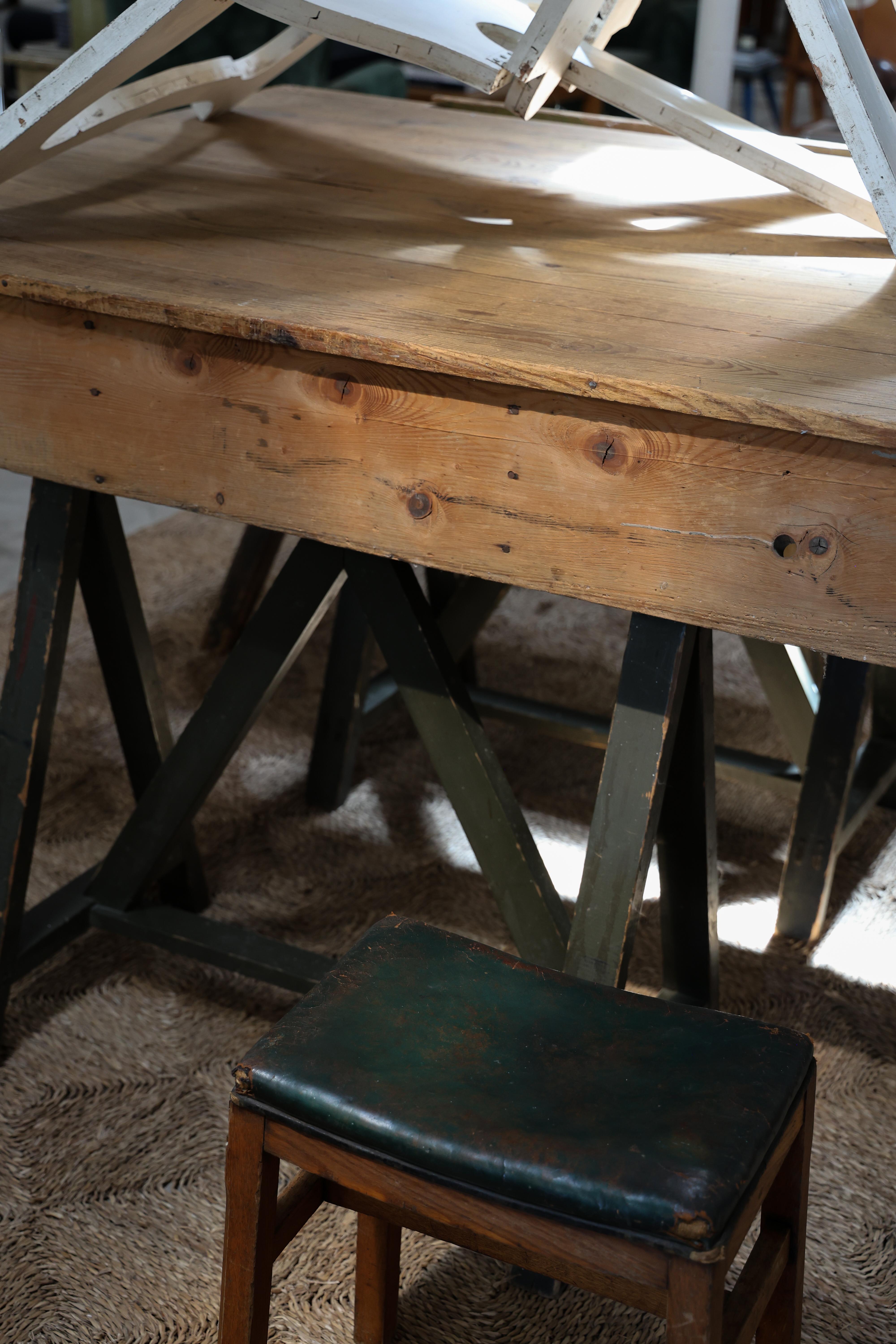 Sgabello in legno con seduta in pelle verde In condizioni ottime in vendita a Miami, FL