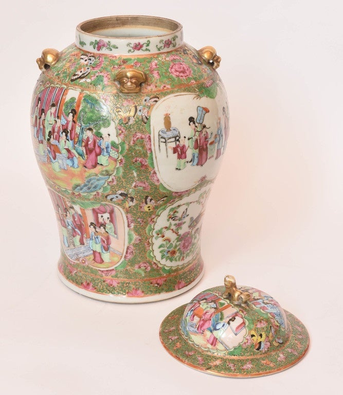 Pair of 19th Century Canton Palette Rose Medallion Covered Jars In Good Condition In Palm Beach, FL